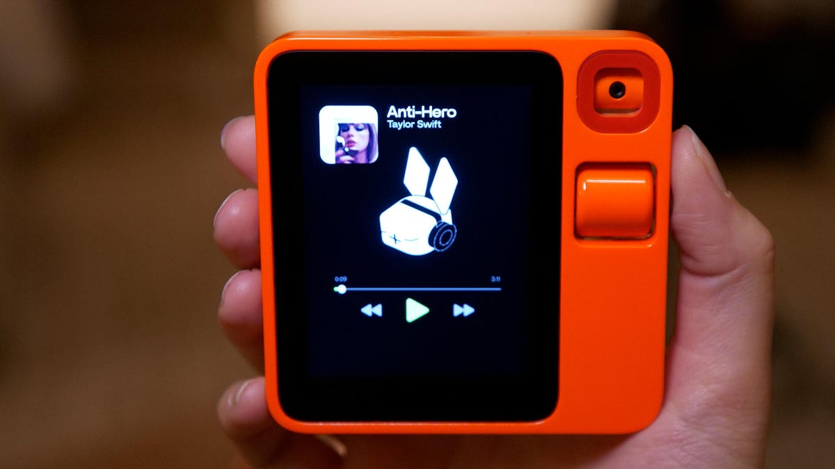 اولین نگاه به دستگاه هوش مصنوعی Rabbit R1 Mobile - ویدئو